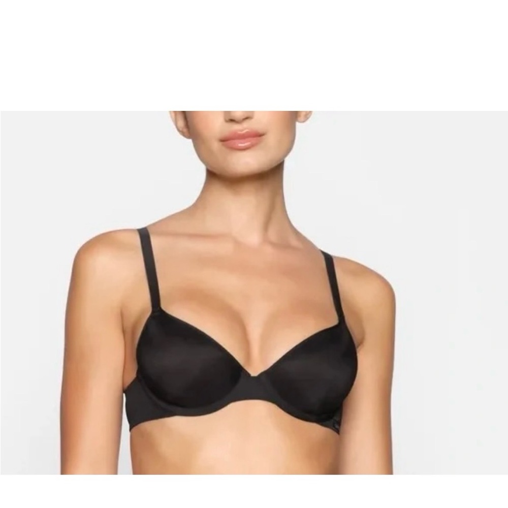 NWT SKIMS Weightless Demi Bra
Color Onyx Black
Size 34H (5D)
BR-DEM-1893